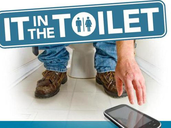 Xem xong video này bạn sẽ không dám dùng di động khi ở trong WC nữa
