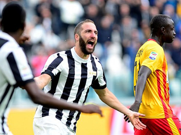 Chật vật ngược dòng trước 'tí hon', Juventus nhân đôi niềm vui