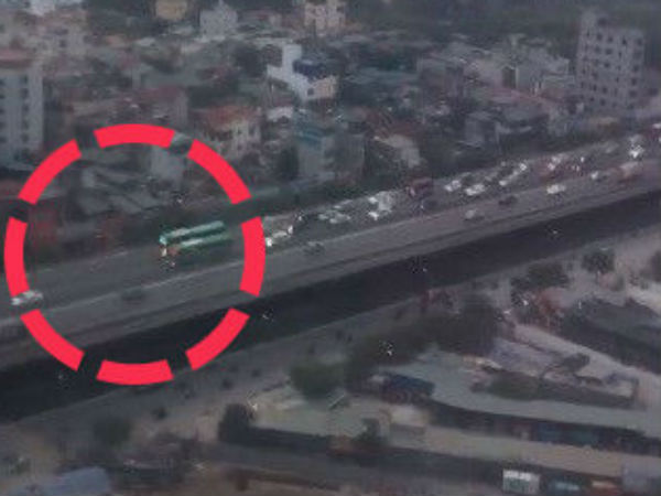 Hà Nội: Hai xe khách "thi đi chậm" gây ách tắc trên đường vành đai 3