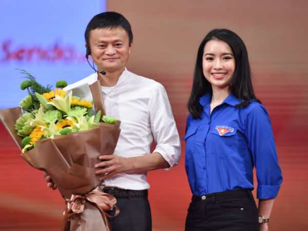 Hoa khôi Học viện Ngoại giao selfie, đối thoại với Jack Ma