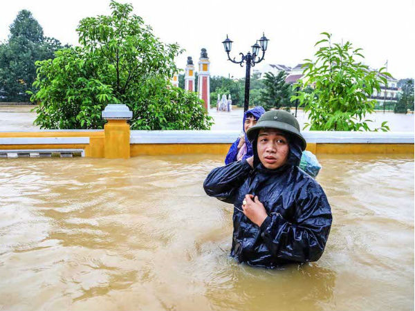 Hội An nước ngập đến nóc nhà, dân bắt đầu sơ tán