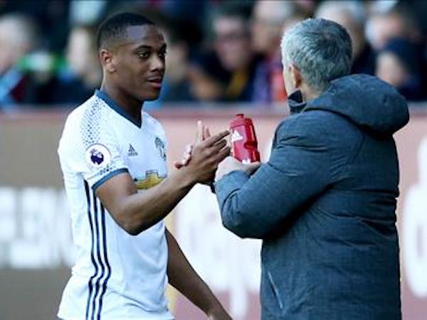Huyền thoại MU chỉ trích Mourinho không chịu học hỏi từ sai lầm