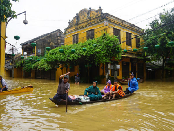 Lũ lên đỉnh, phố cổ Hội An bị cô lập