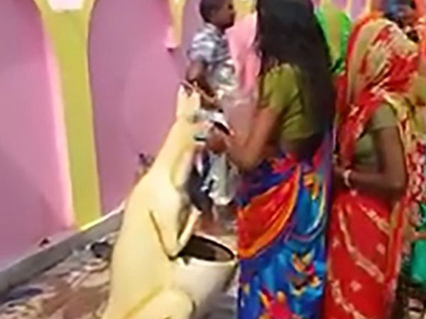 Người đi đền Ấn Độ nhầm thùng rác hình kangaroo là thần Hindu