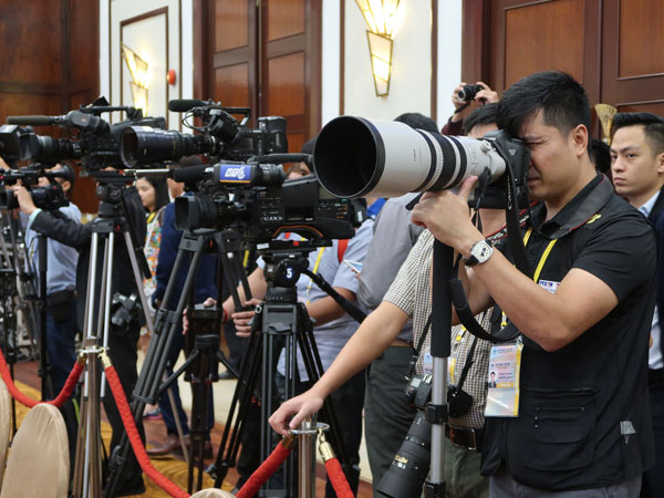 Rộn ràng ngày đầu tác nghiệp ở Trung tâm báo chí APEC 2017