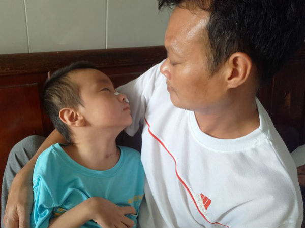 Sau trận sốt cao, bé trai khỏe mạnh thành người tàn phế, bố mẹ khốn khó vì gia cảnh ngặt nghèo