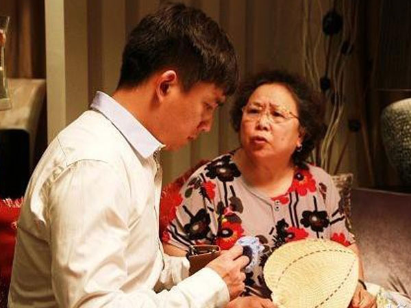 Sống chung với mẹ chồng phiên bản ngược: Vợ bầu được cưng như bà hoàng, chồng nhất quyết đòi ra riêng vì không hợp mẹ