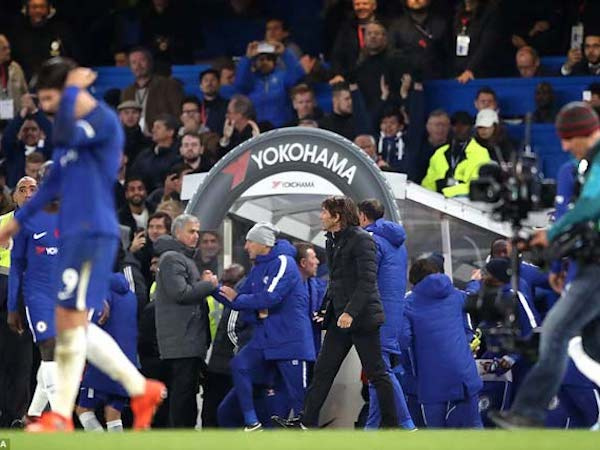 Thua Chelsea, trăm triệu fan MU kể tội Mourinho, chúc mừng... Man City