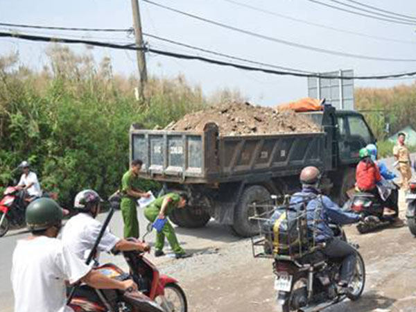 TP.HCM: Xe máy đấu đầu xe ben, công nhân 20 tuổi bị cán tử vong