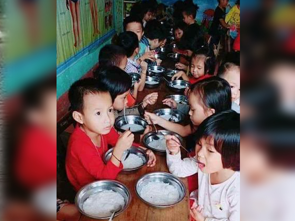 Trường phải xin lỗi vì bữa ăn cho trẻ chỉ có bún chan nước xương