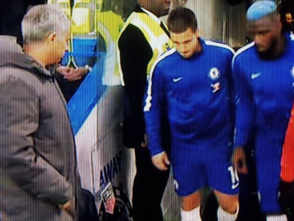 Video: Mourinho không thèm bắt tay Hazard
