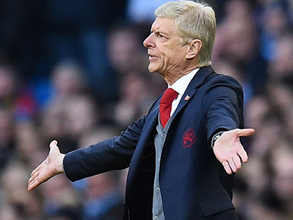 Wenger: 'Sterling ăn vạ giỏi, trình độ trọng tài đi xuống'