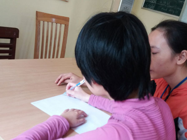 Bé gái 11 tuổi bị mẹ nhốt không cho đi học: Sau 1 năm 'giải cứu' đã biết rất nhiều phép tính