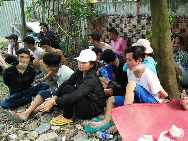 Cảnh sát vây bắt 7 phụ nữ đang sát phạt với 17 đàn ông ở sòng bạc