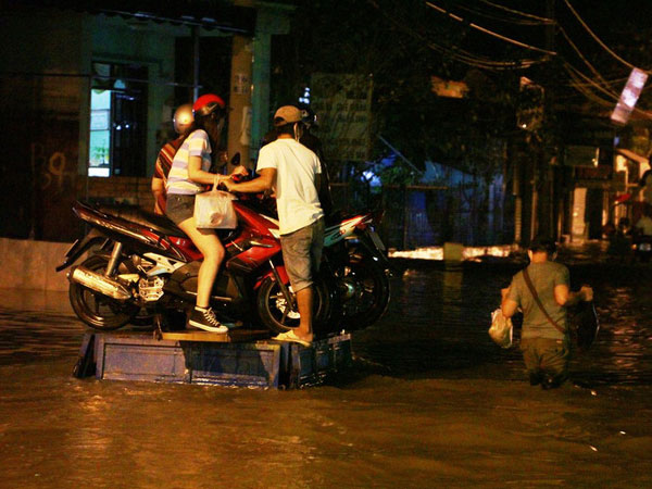 Dịch vụ ba gác 'giải cứu' xe máy đắt khách trong triều cường