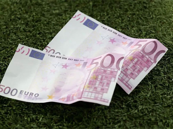 Fan Munich ném tiền giả in hình Neymar xuống sân