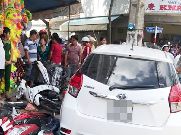 Nghi án người phụ nữ bị bắt cóc lên ô tô cướp tài sản khi đang đi cùng chồng ngay trung tâm Sài Gòn