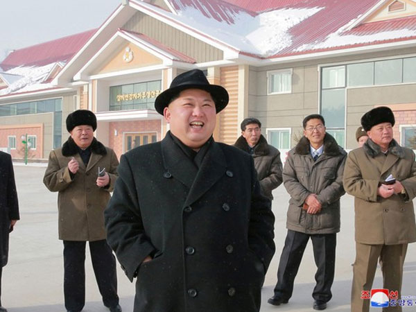Ông Kim Jong-un tươi cười thăm nhà máy khoai tây giữa lúc căng thẳng