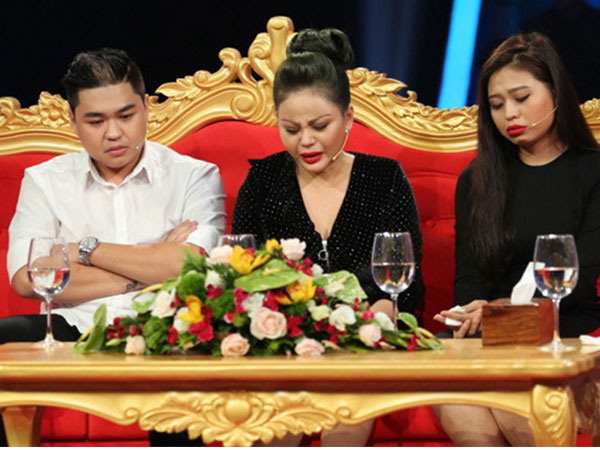 Sao Việt nói gì khi danh hài Duy Phương bị Lê Giang 'tố' đánh đập, ném từ cầu thang xuống đất?