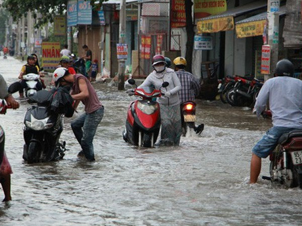 Triều cường đạt đỉnh, người dân cầu cứu xe ba gác