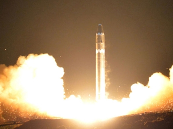 Triều Tiên bị nghi chỉnh sửa ảnh phóng tên lửa Hwasong-15