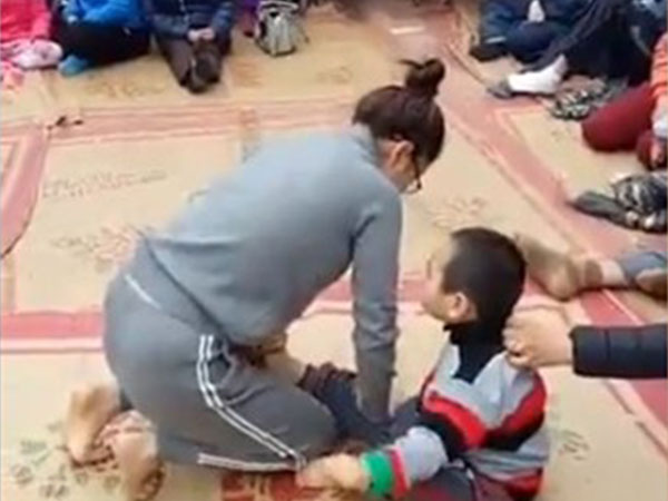 Video: 'Công chúa thuốc lào' nắn bóp, dẫm, bẻ...bệnh nhân liệt 'vụt' đứng dậy