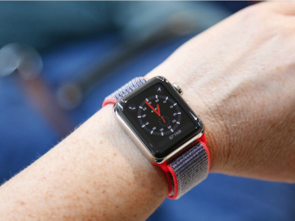 Apple Watch Series 3 tự tắt khi được hỏi về thời tiết