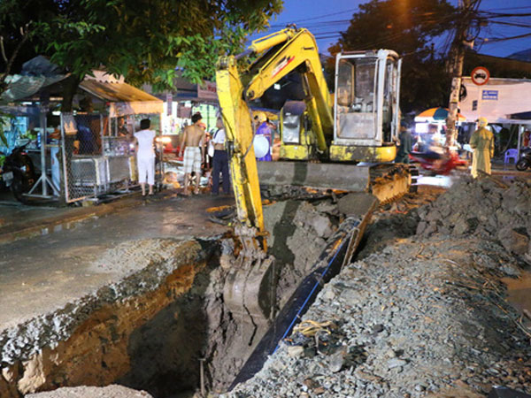 Bị vùi dưới đất hơn 30 phút, 1 công nhân đào đường tử vong