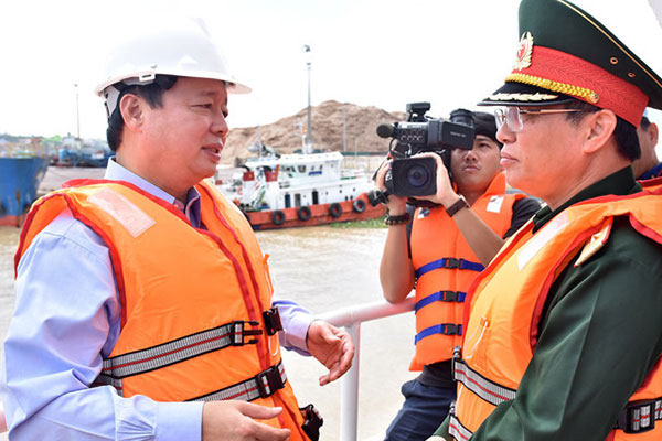 Bộ trưởng Trần Hồng Hà: 'Cấp bách ứng phó sự cố tàu chìm'