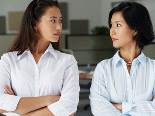 Choáng váng vì mẹ chồng bòn rút con dâu