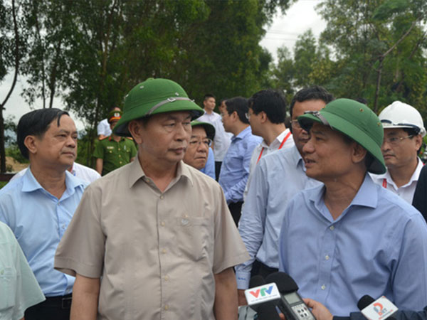 Chủ tịch nước Trần Đại Quang vào tận vùng lũ thăm người dân