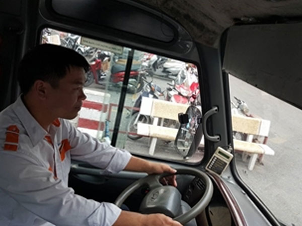 Cô gái bí ẩn và chiếc hộp bỏ quên khiến phụ xe buýt ngỡ ngàng