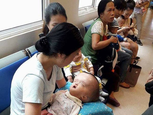 Đã quyên góp được gần 500 triệu đồng chuẩn bị cho ngày mai đưa bé gái "đầu to" đi Singapore chữa bệnh