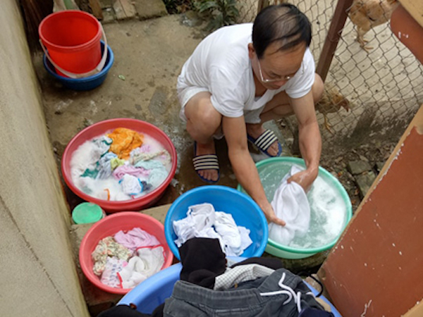 Đại tá về hưu giặt tay cả 'núi' đồ cho con dâu sau sinh