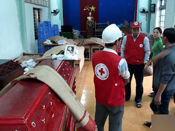 Đau lòng cảnh người chết đắp chiếu và khâm liệm tại trụ sở ủy ban vì nhà đã bị vùi lấp