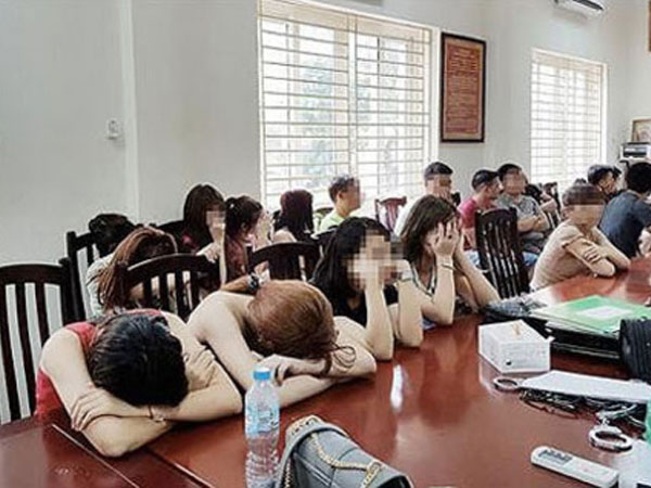 Gần 100 người bay lắc trong 'động ma túy' núp bóng karaoke