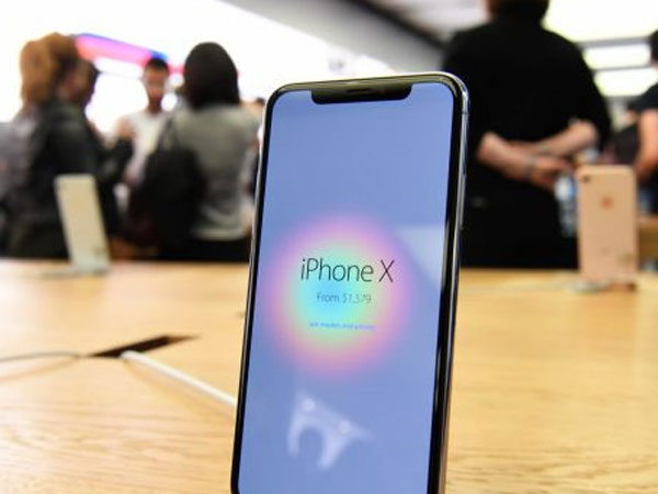 ‘Giá biến động theo giờ, buôn iPhone X như chơi chứng khoán’
