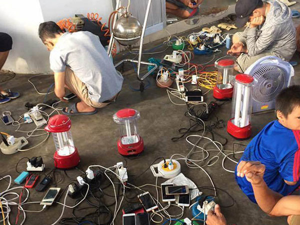 Giữa cảnh tan hoang sau bão số 12, đây là hình ảnh ấm áp, lay động lòng người