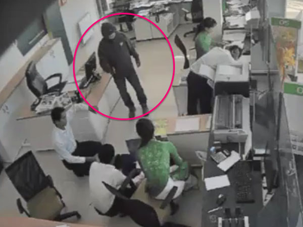 Hà Nội: Tên cướp lao vào ngân hàng giật 200 triệu đồng của người phụ nữ mang tiền đi gửi