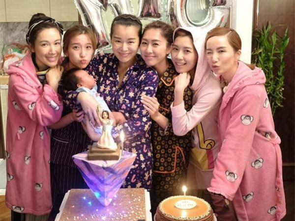 Hồ Hạnh Nhi rủ bạn bè diện đồ ngủ, tổ chức sinh nhật mừng tuổi 38