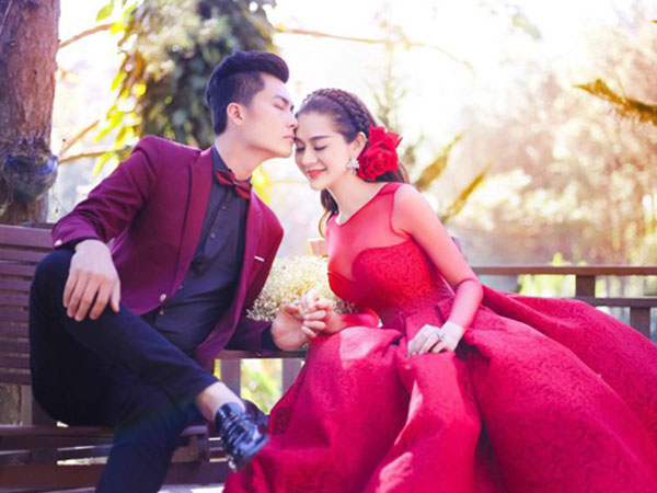 Lâm Khánh Chi đã ấn định ngày cưới: 'Tôi sẽ mặc 5 chiếc áo dài có đính 500 viên pha lê'