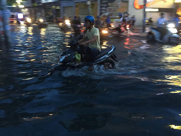 Mưa 'chớp mắt', phố Sài Gòn ngập như lụt miền Trung