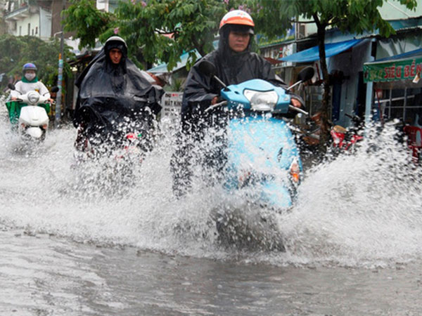 Người dân TP HCM "bì bõm" sau cơn mưa lớn