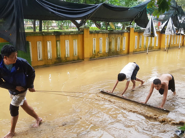 Người dân vùng rốn lũ oằn mình dọn bùn non