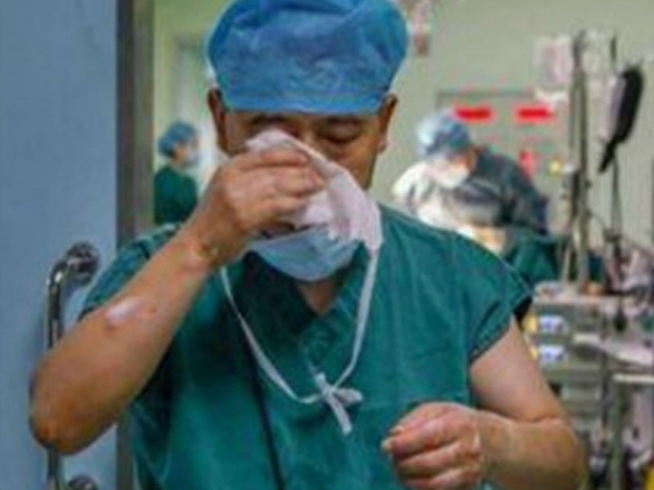 Quyết cứu bệnh nhân, bác sĩ không kịp nhìn mặt cha lần cuối