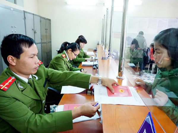 Sổ hộ khẩu 'lỗi thời', bỏ đi sẽ tránh được tiêu cực, phiền hà