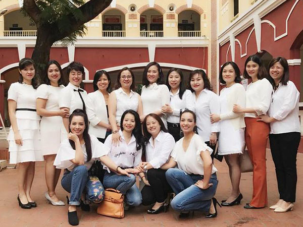 Thúy Hằng - Thúy Hạnh bồi hồi, xúc động khi về thăm ngôi trường cấp 3 nhiều kỷ niệm