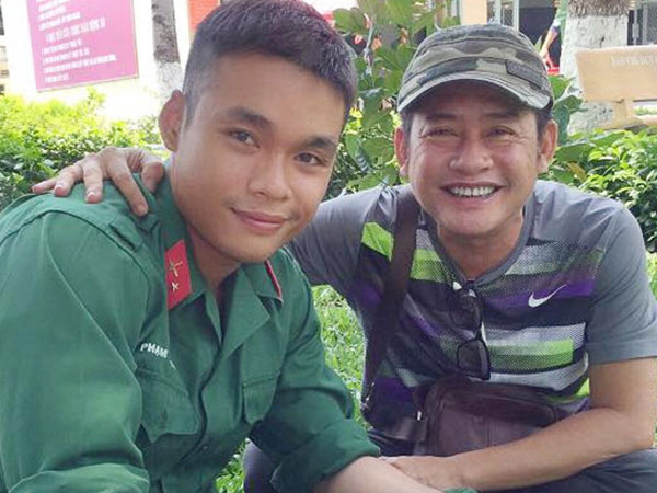 Tình nguyện nhập ngũ, con trai Tấn Beo không muốn cha lên đơn vị thăm mình