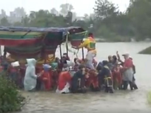 Xót xa đám tang vội vàng trong ngày Huế chìm trong mưa lũ