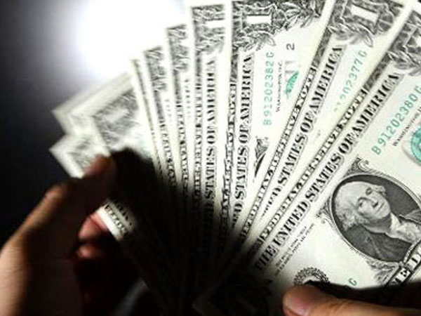 Bảo vệ khách sạn mở két sắt, lấy trộm 2.000 USD của khách